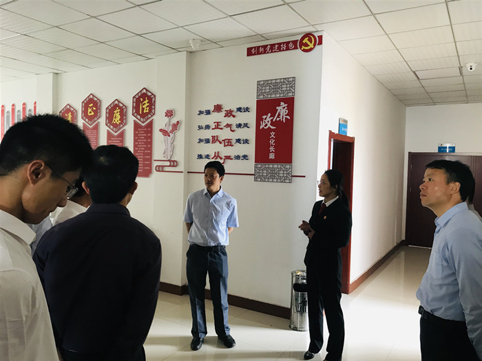 参观廉政文化墙.jpg