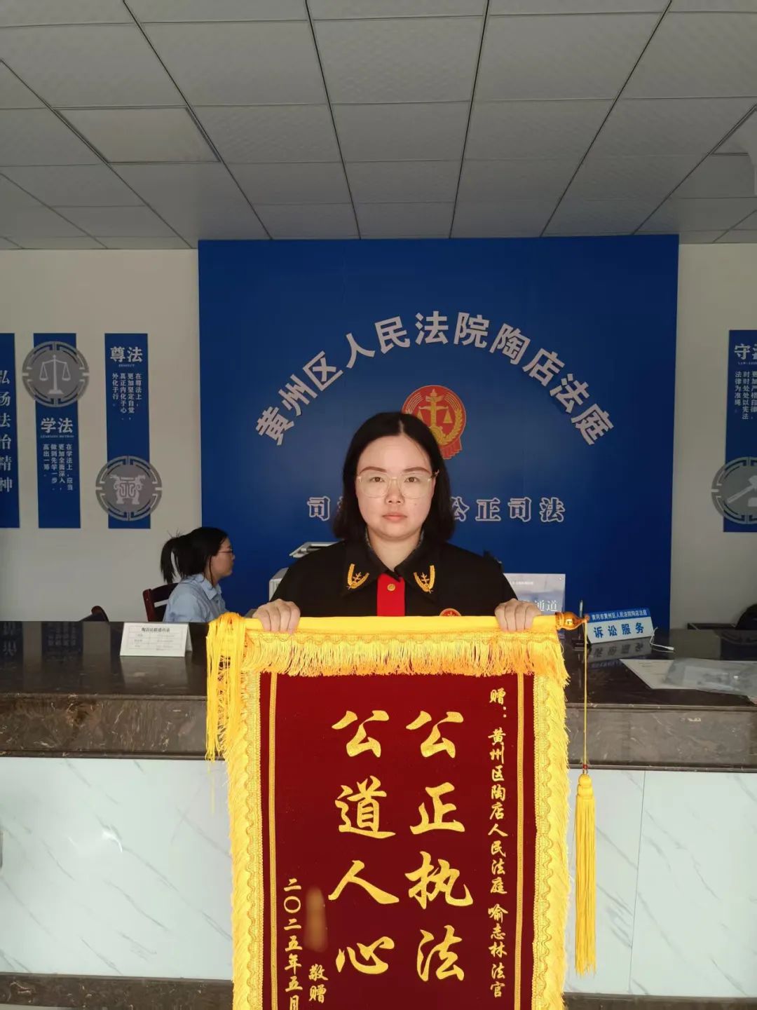 陶店法庭法官获得锦旗一枚.jpg