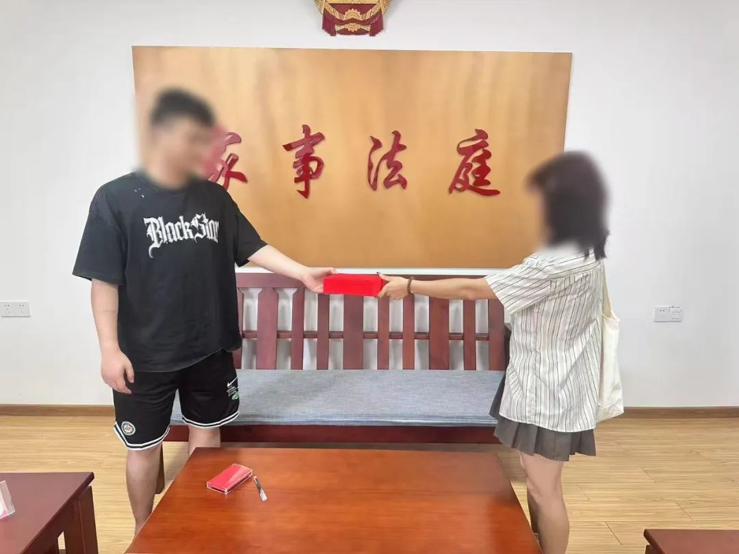 当事人当场返还“四金”.jpg