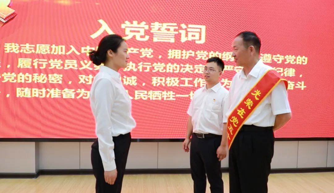漆永华满含期许地望向张明莉，深情寄语.png