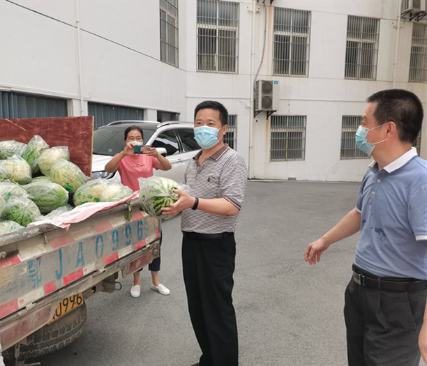 党组书记院长兰建安带头买瓜.jpg